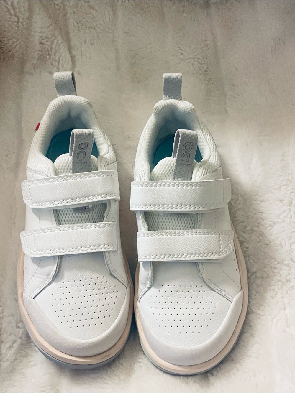 On Roger kids unisex White Sneakers with Cream Midsole - Picture 2 of 7